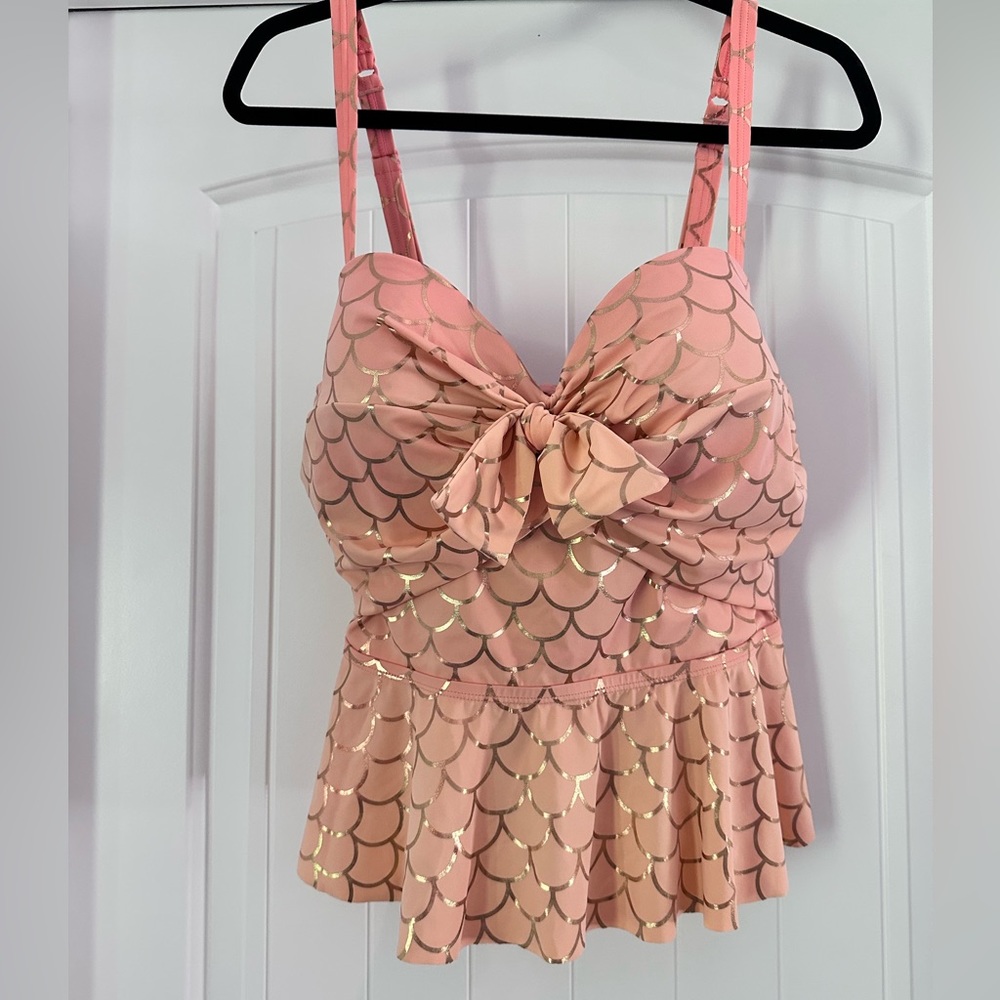 Torrid peach pink & Rose Gold Mermaid Pattern Peplum Hem Underwire SwimTop Sz 2R